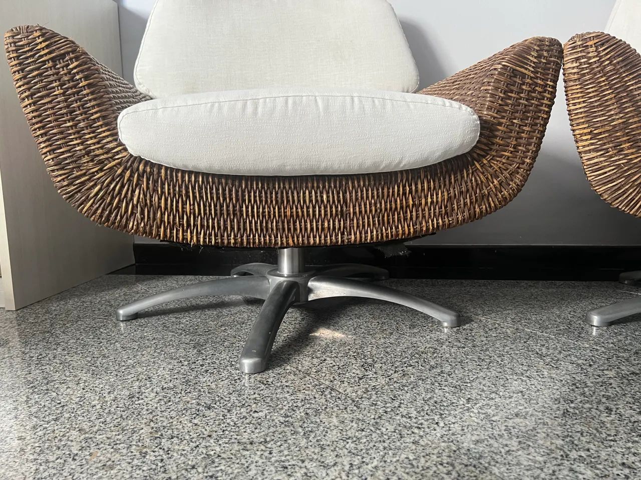 Conjunto de poltronas na cor off c/ braços empalhados - Foto 3