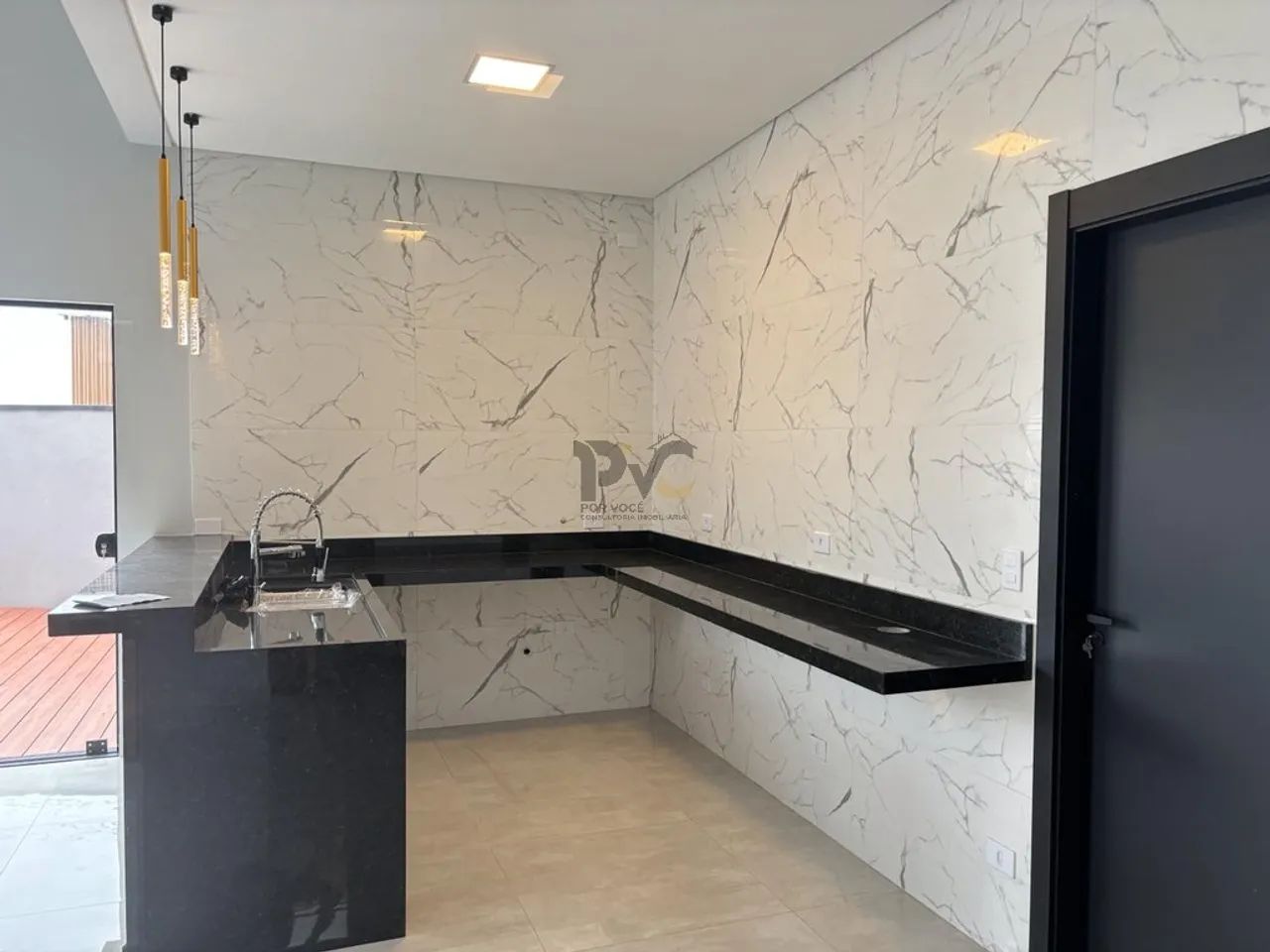 Casa Terrea com Iluminação Natural e pé direito duplo de 4,6m - Foto 2