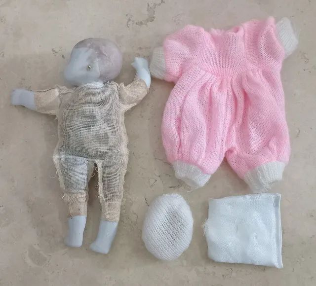 Bebê dormindo bonequinha pano e porcelana 19 cm Desapego Vintage - Foto 5