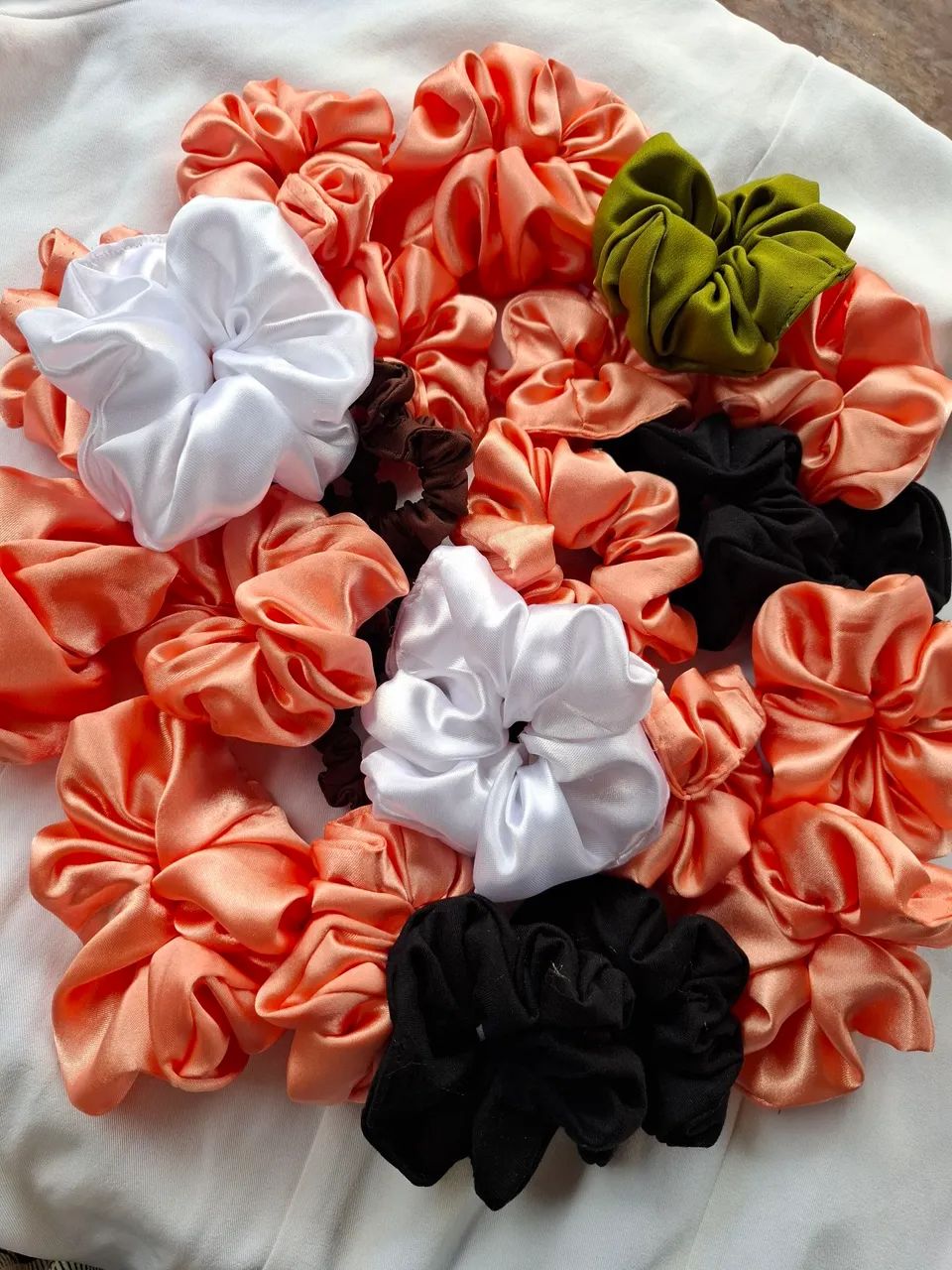 xuxinhas (scrunchies) de cetim  - Foto 2