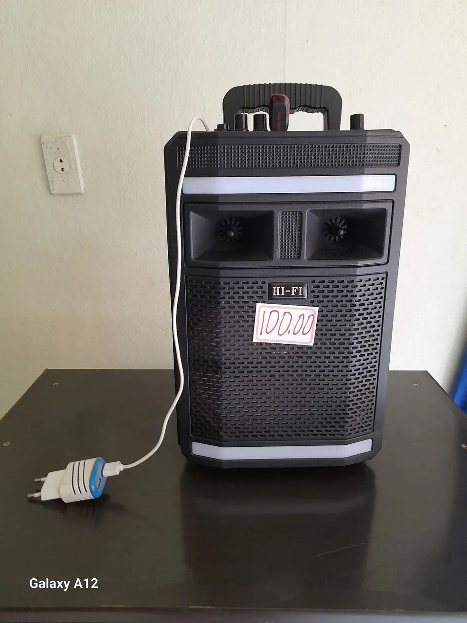 Caixinha com Bluetooth e karaoke com microfone. 