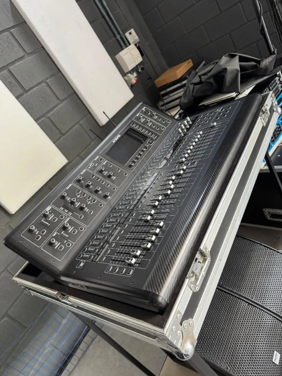 MESA DE SOM DIGITAL MIDAS M32 LIVE COM HARDCASE - IMPECÁVEL