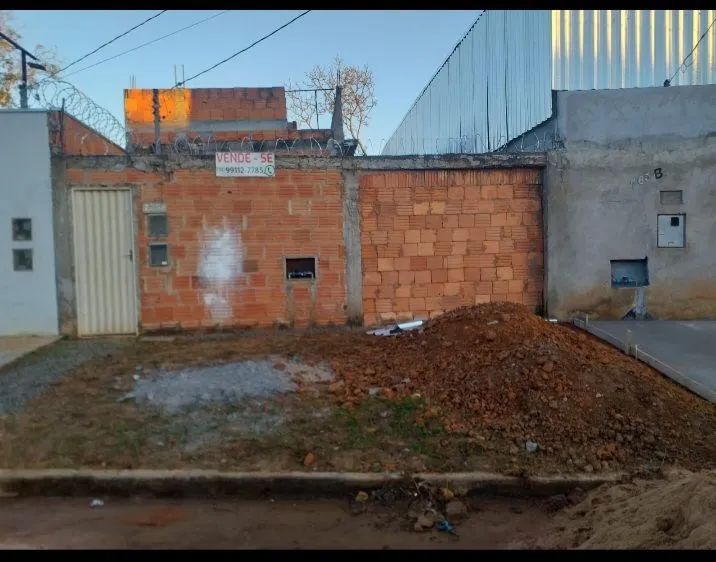 LOTE  ,_ VENDE-SE :  casa com Lote todo murado com água, luz e asfalto. 
