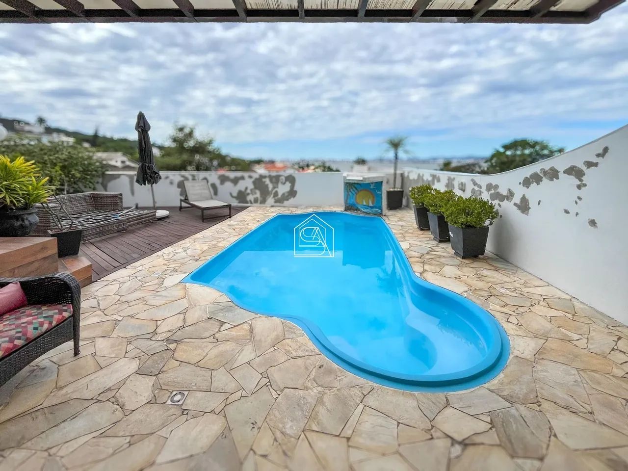 Casa com vista para o mar e 06 quartos na Ponta de Baixo em São José - SC - Foto 4