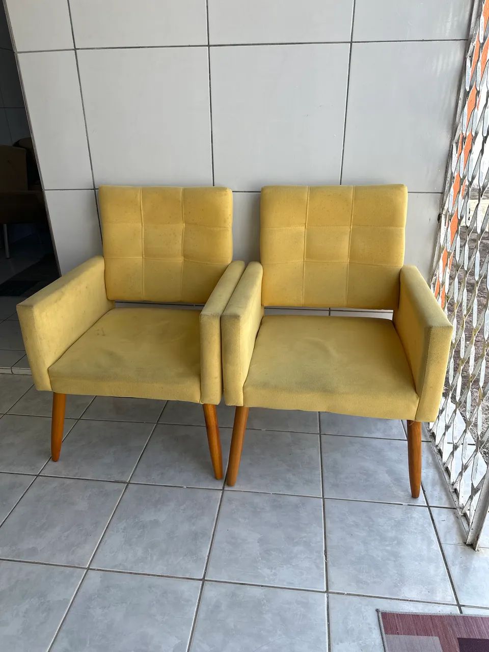 VENDE-SE DUAS POUTRONAS