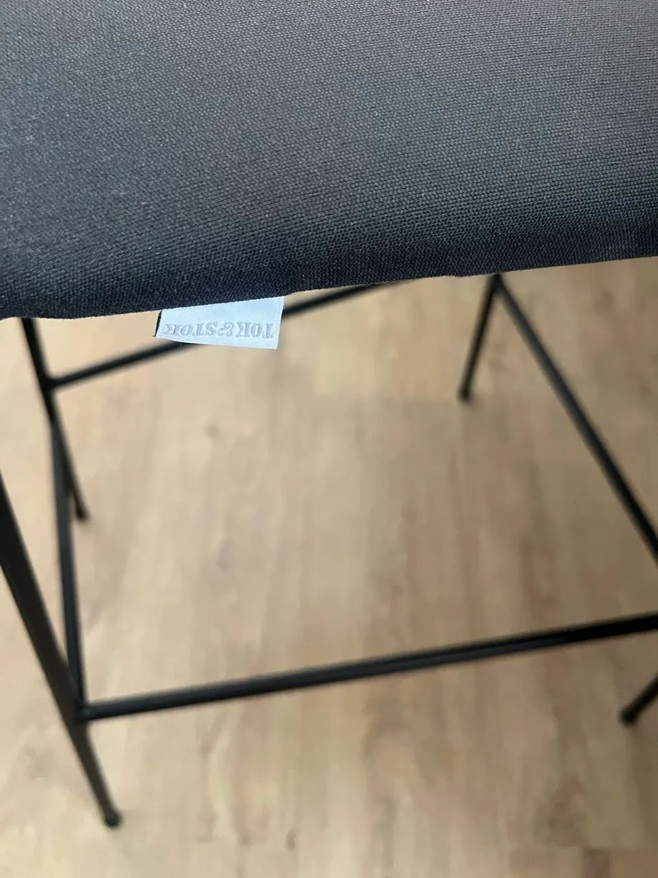 Banquetas estofada preta com madeira Tok Stok - Foto 3
