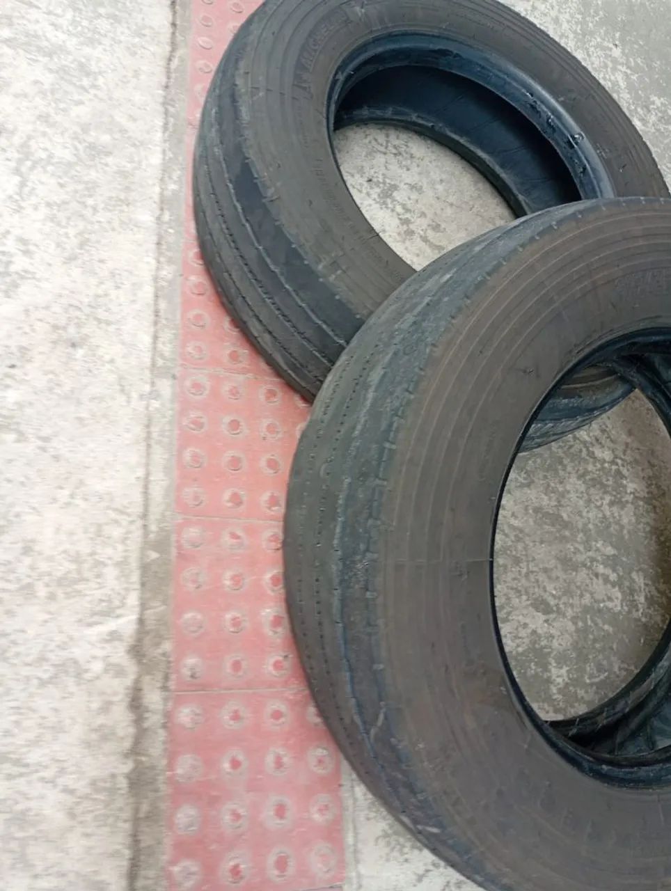 Pneus para caminhão 3/4 Michelin 215/75/R17.5 - Foto 3