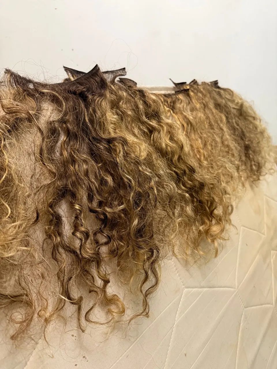 Cabelo natural loiro cacheado 