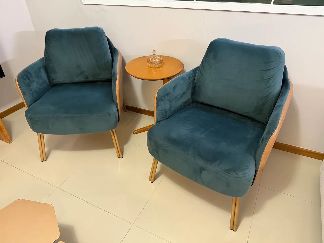 Par de Poltronas Casa A Azul Petróleo com Caramelo