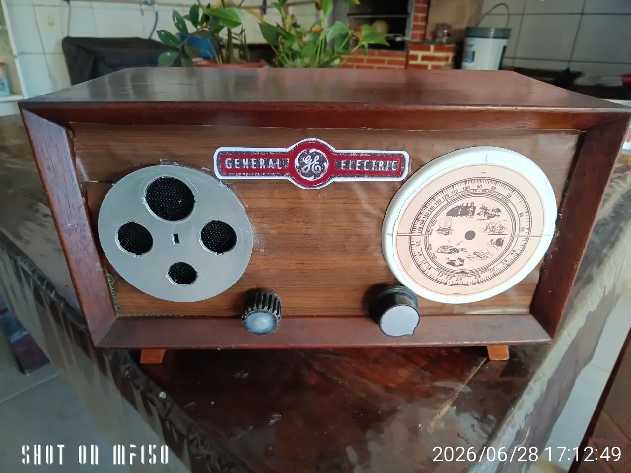 Vendo rádio antigo funcionando não sei a marca dele acho que a caixa não e original dele 