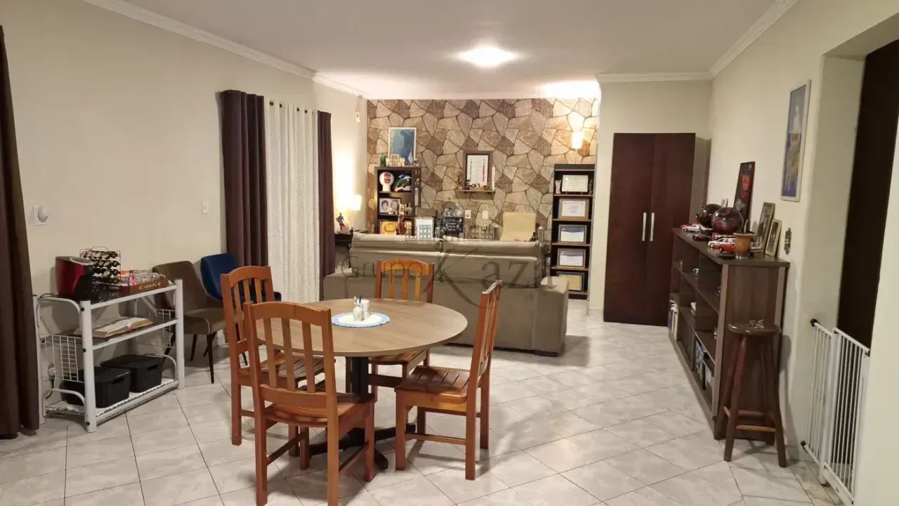 Prédio Comercial / Residencial - 2 Residencias e 2 Salões Comerciais com Pé Direito alto.