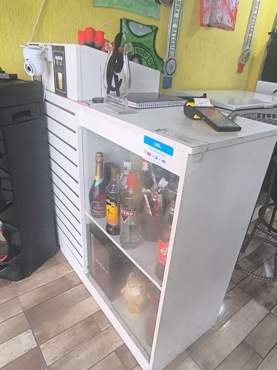 Vendo balcão com gaveta e chave, duas vitrines de vidro 