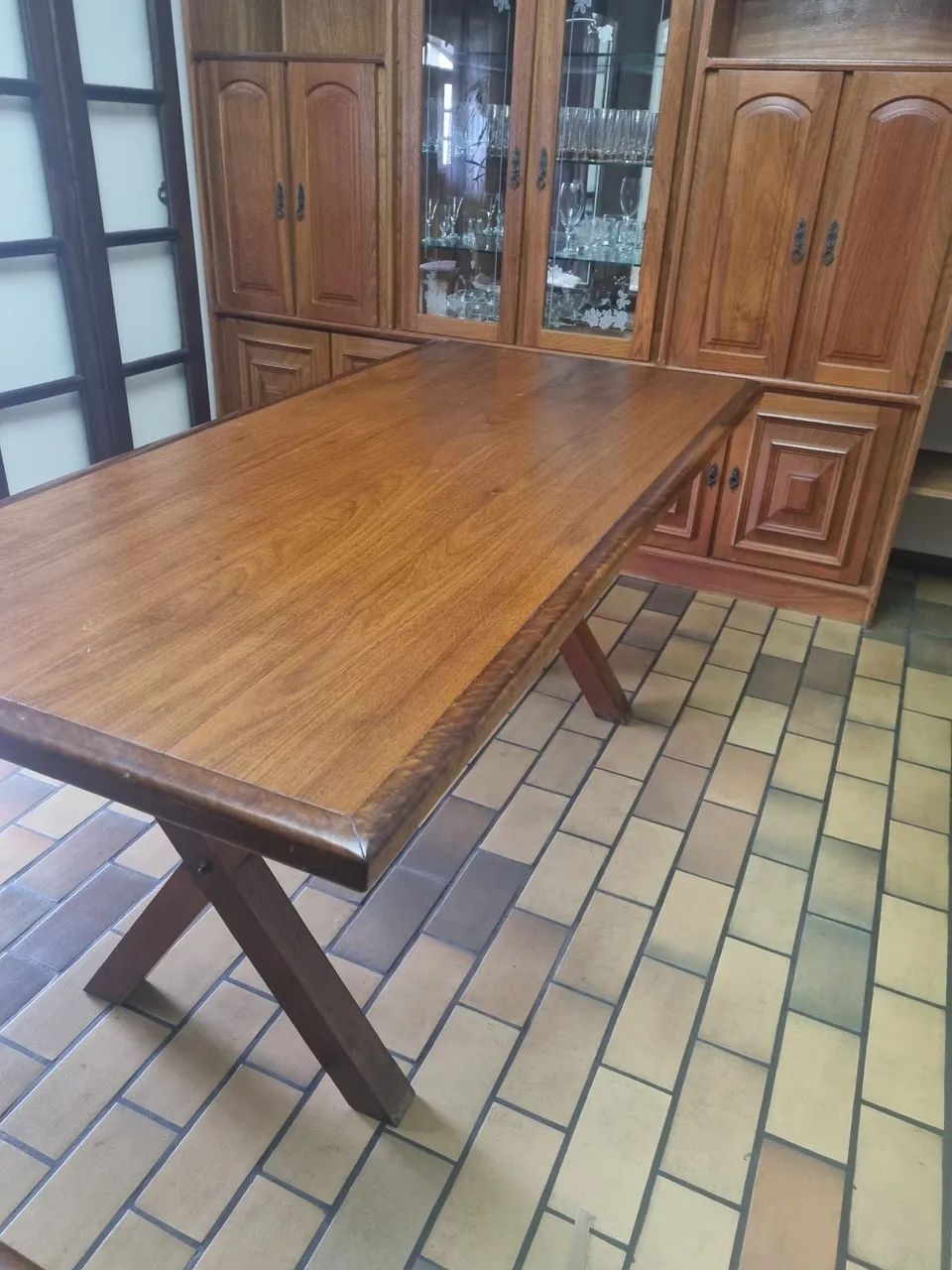 Mesa de madeira maciça 