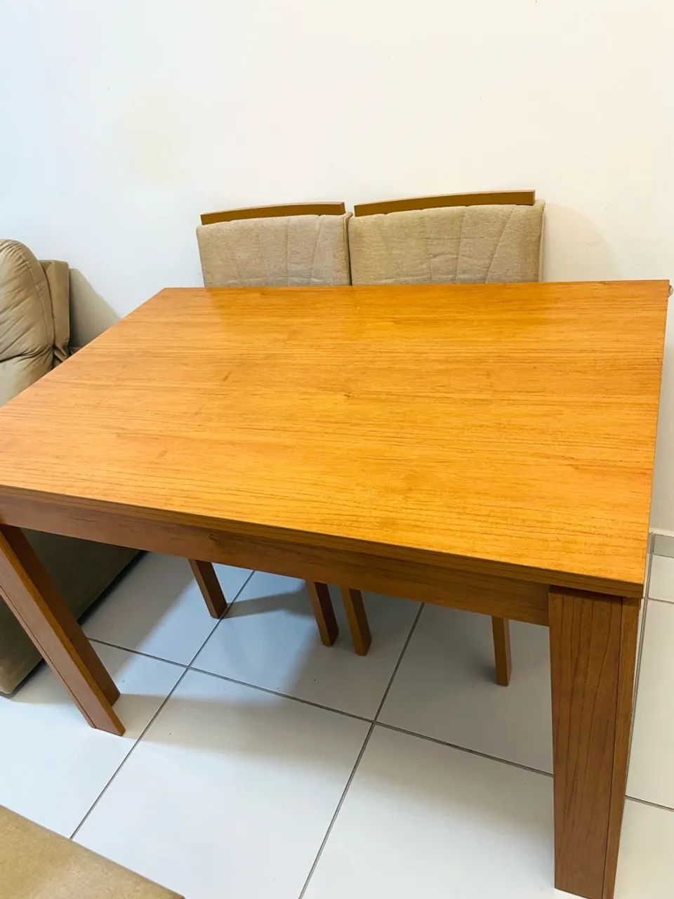 Mesa de madeira para sala de jantar e 4 cadeiras - Foto 4
