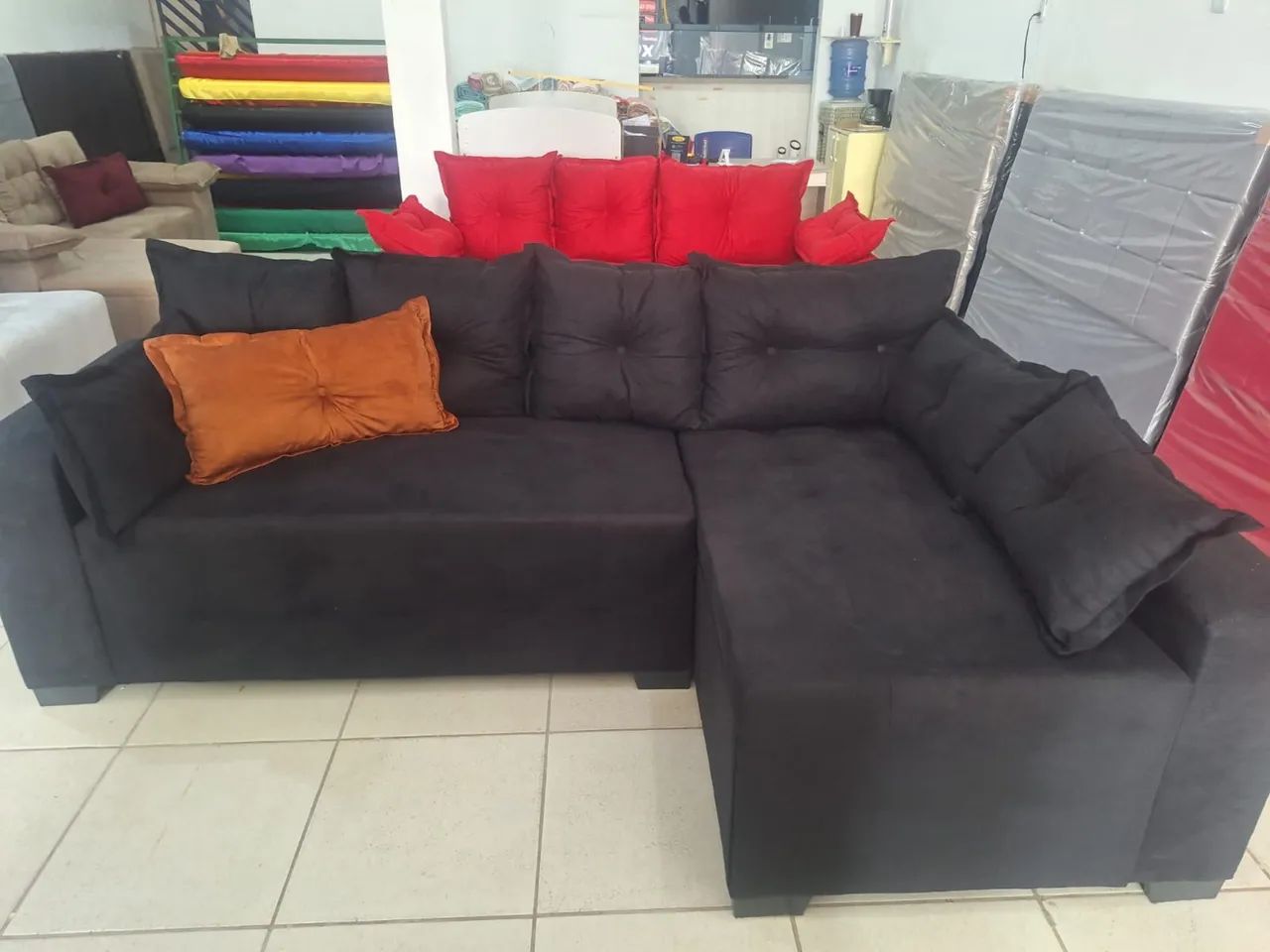 Sofá,preto,moderno e confortável