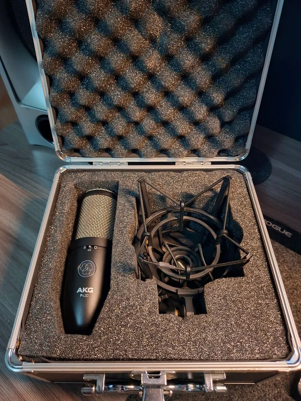 Microfone Condensador AKG Pro Audio P420 COMPLETO - Foto 2