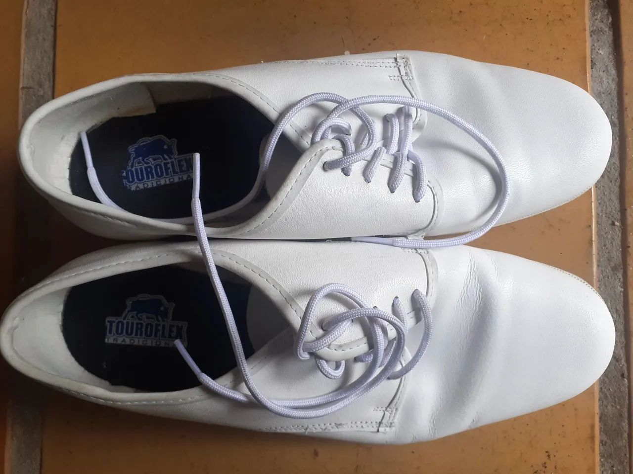 Par de sapatos brancos número 38