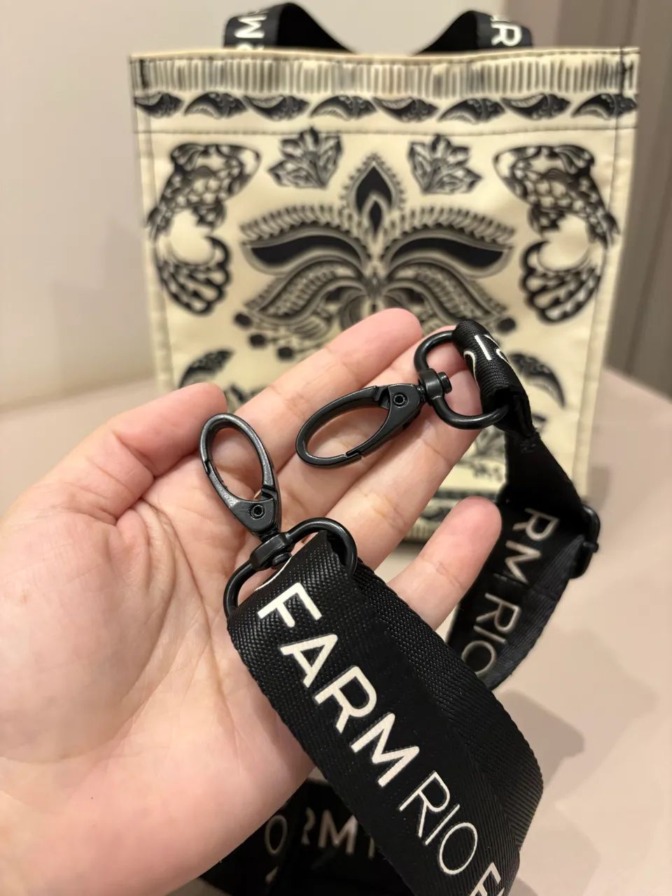 Bolsa Mimo Farm Rio - Preto e Branco  - Foto 3