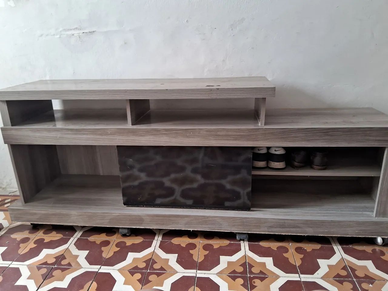Rack para TV com Nichos, Porta de Correr e Rodinhas