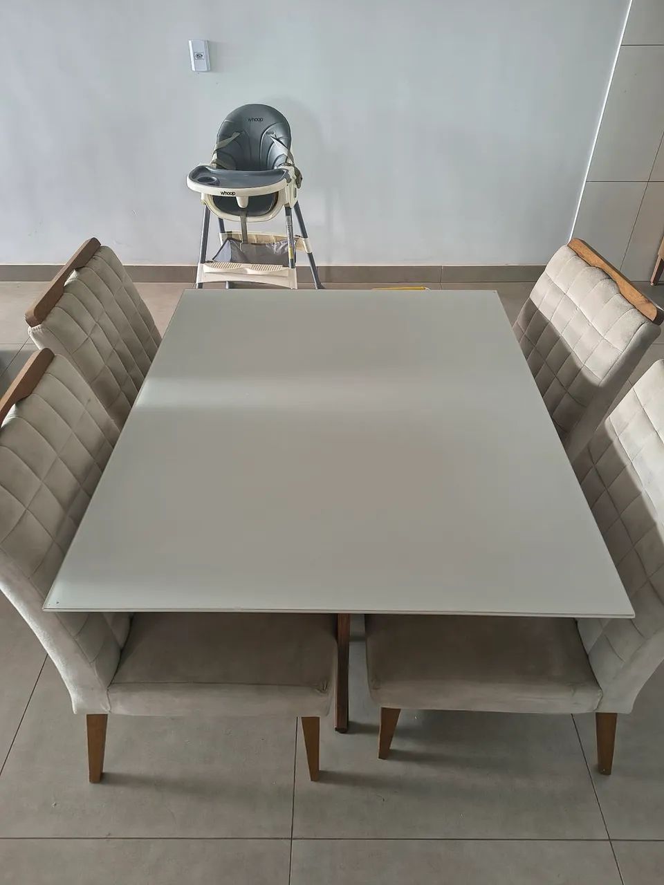 Mesa de vidro 4 cadeira com estofado 