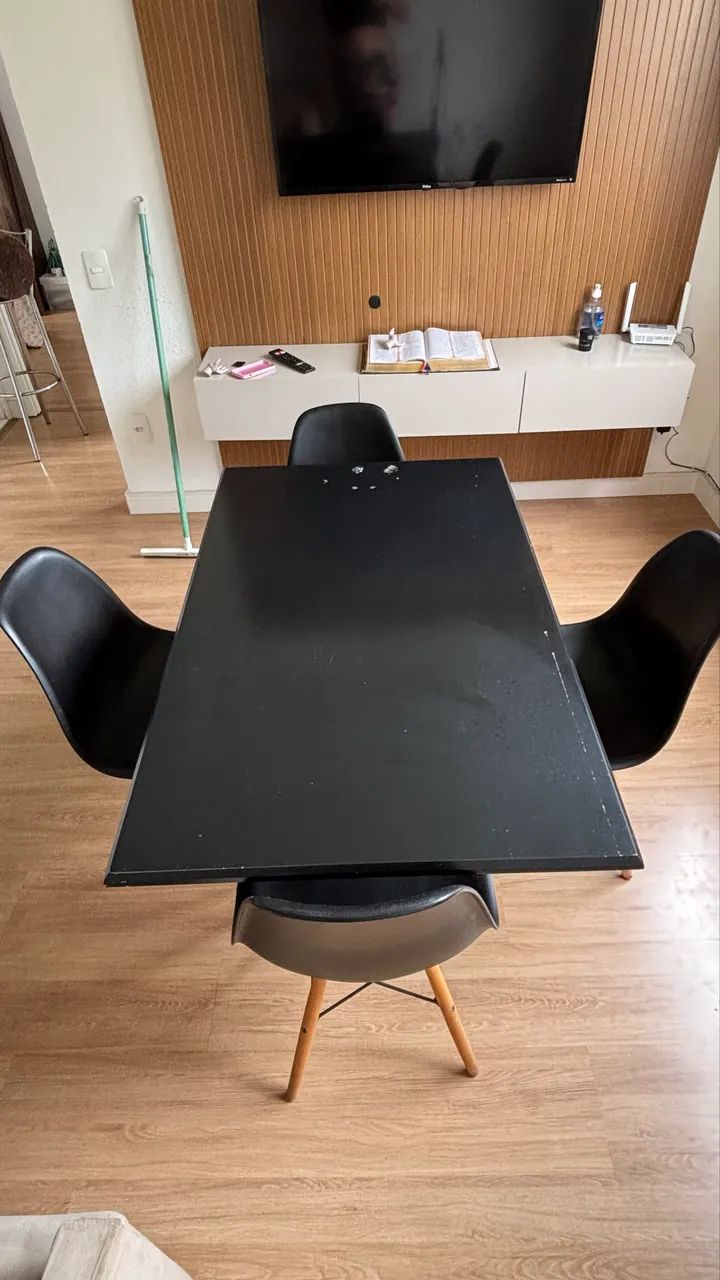 Vendo mesa de madeira com 4 cadeiras por R$400