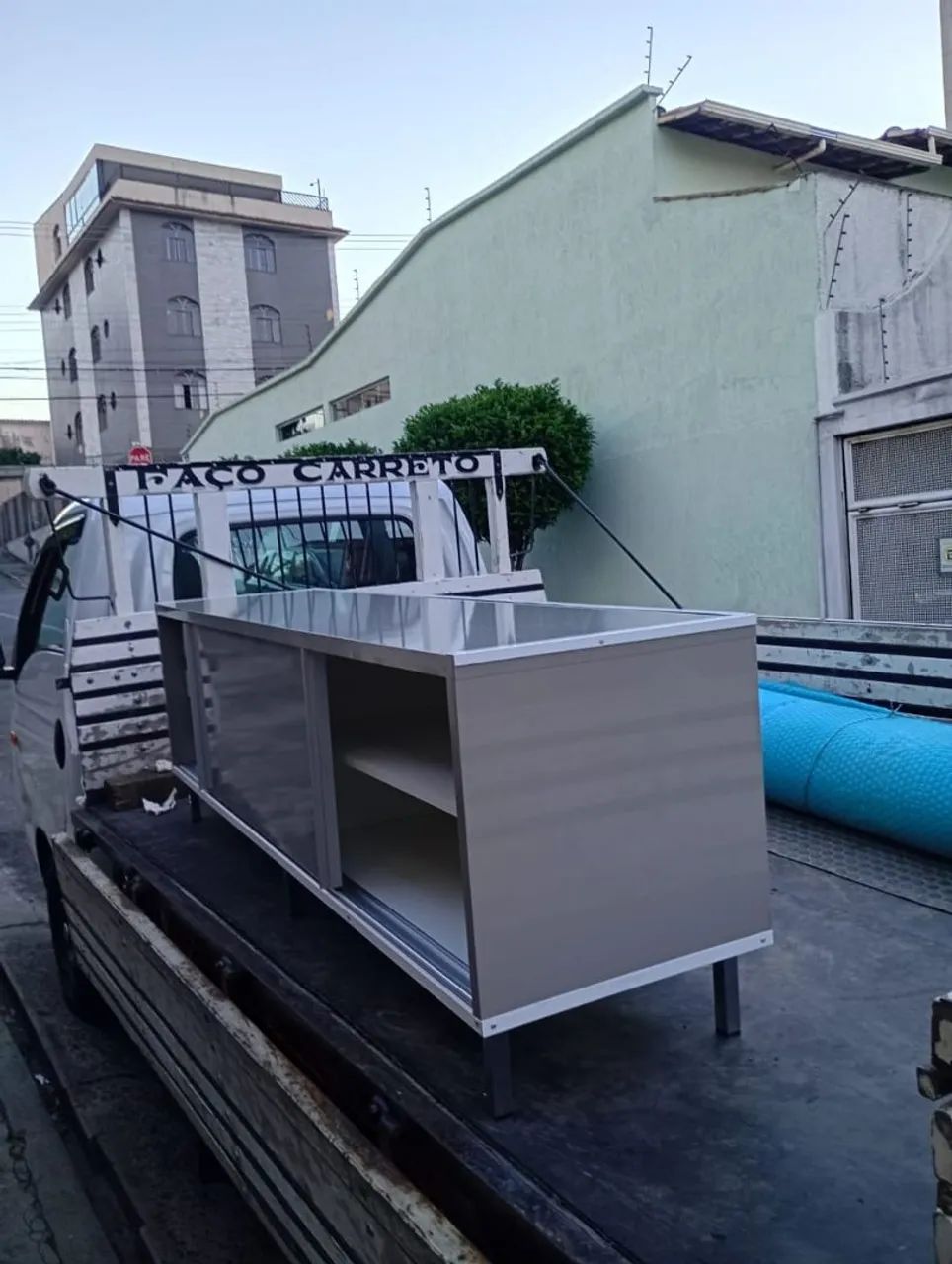 Rack móvel feito com MDF pes metálico