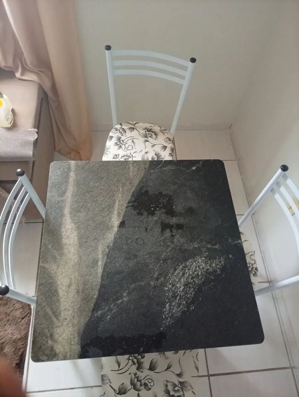 Mesa com tampo de granito