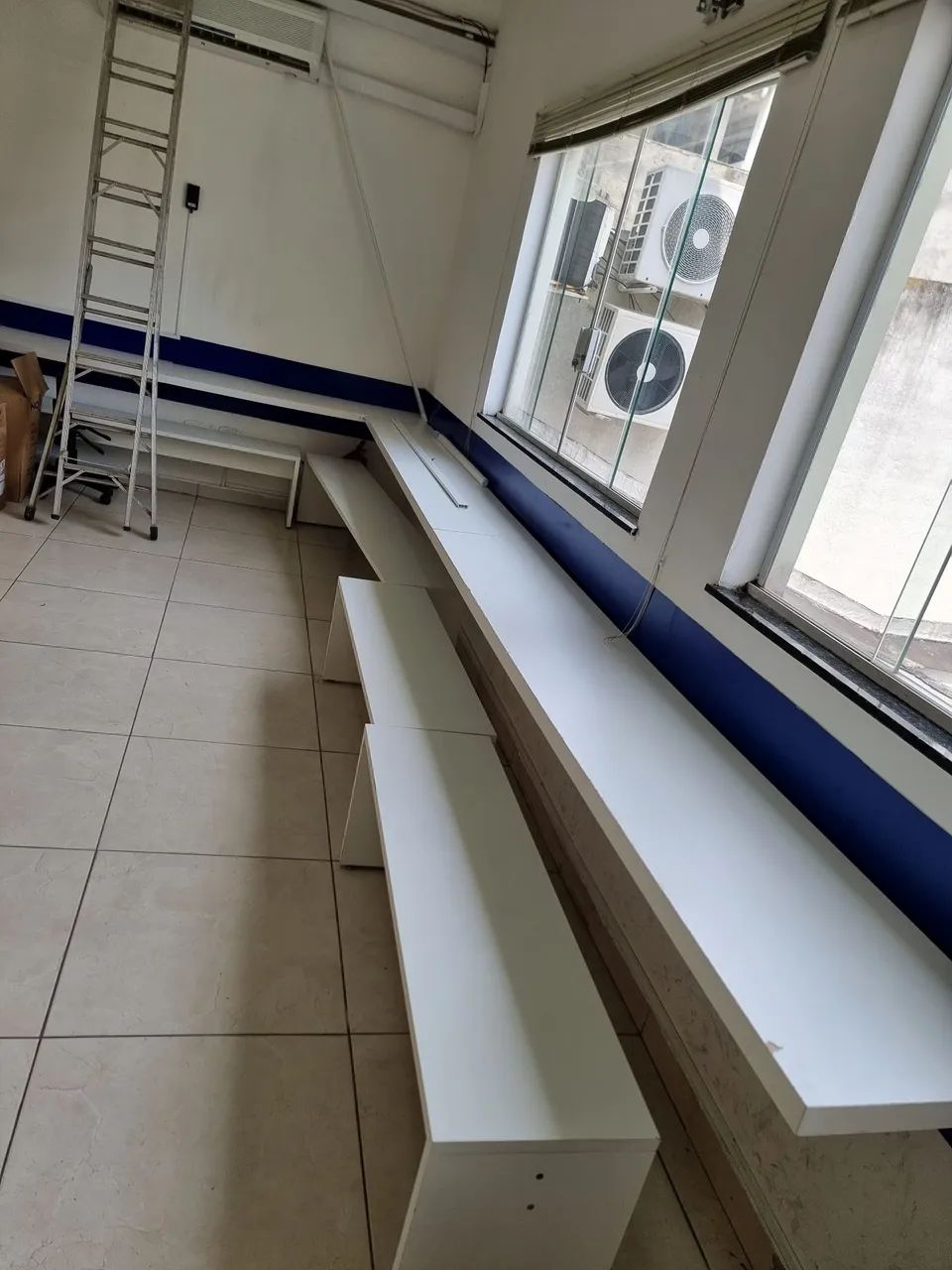 Conjunto Bancos e Bancadas bem novos em mdf - Foto 4