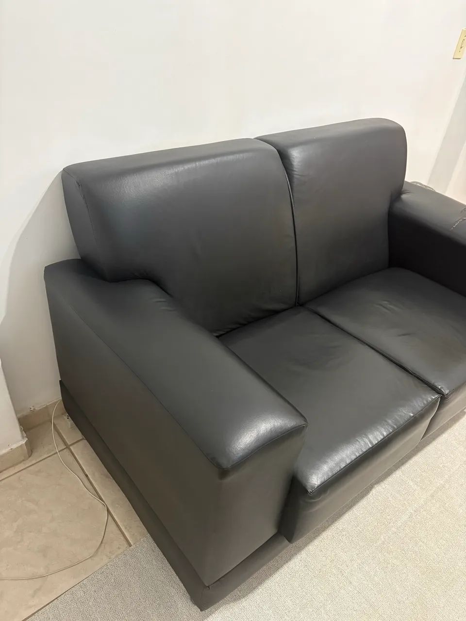 Sofá 2 Lugares Preto em Couro Sintético - Foto 4