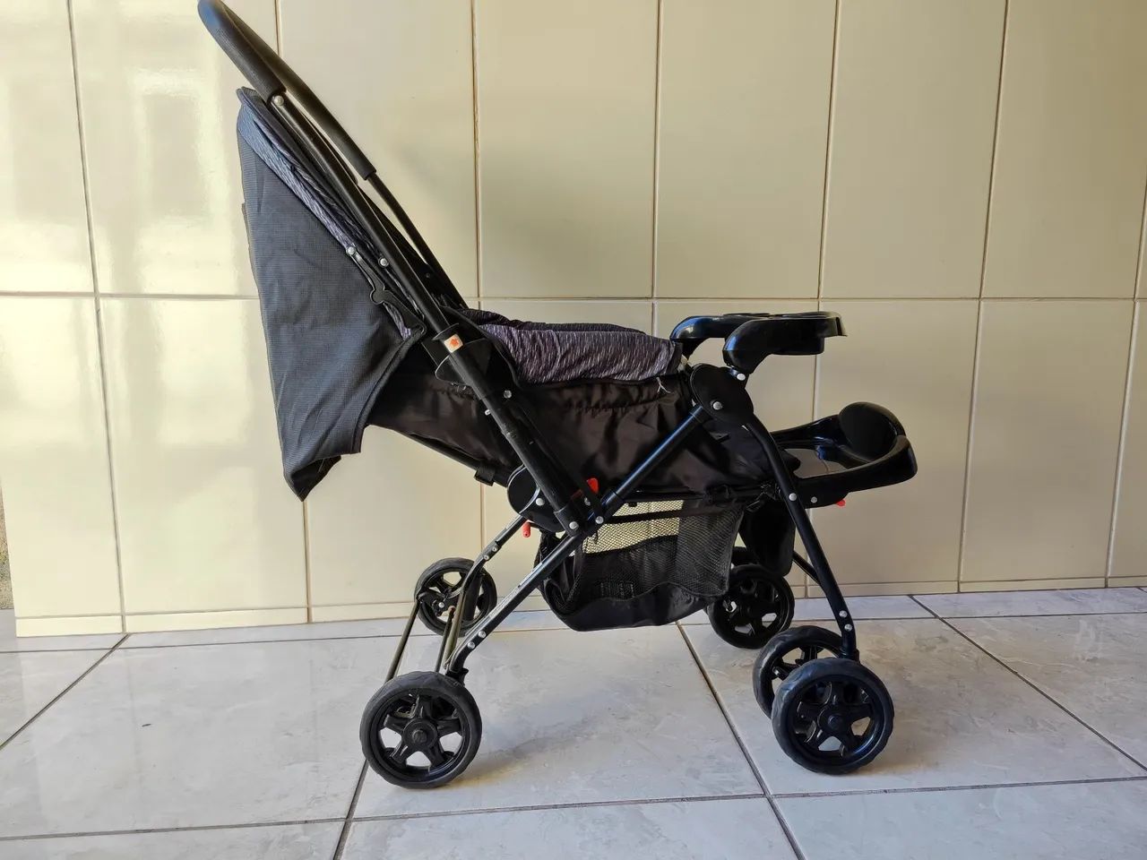 Carrinho completo Cosco tipo berço com bebê conforto 