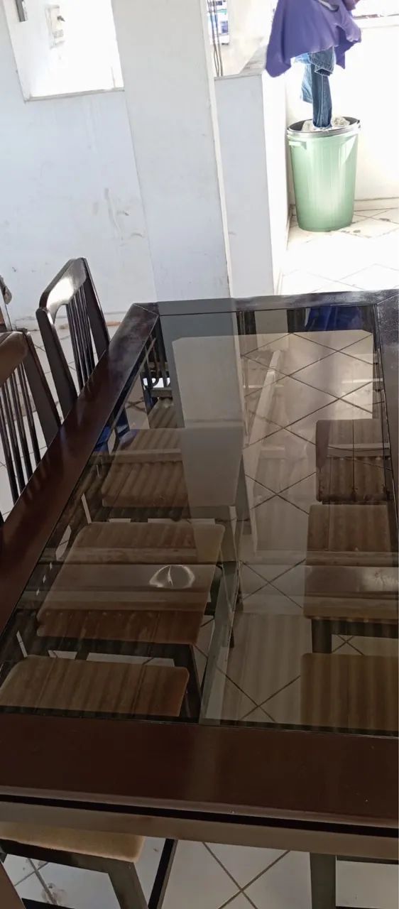 Linda mesa de madeira com tampo de vidro com 6 cadeiras.  - Foto 4
