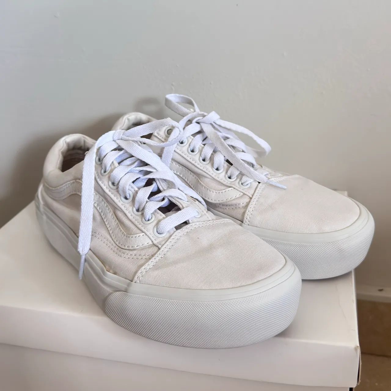 Tênis Vans Branco Plataforma - Estiloso e Moderno - Foto 2