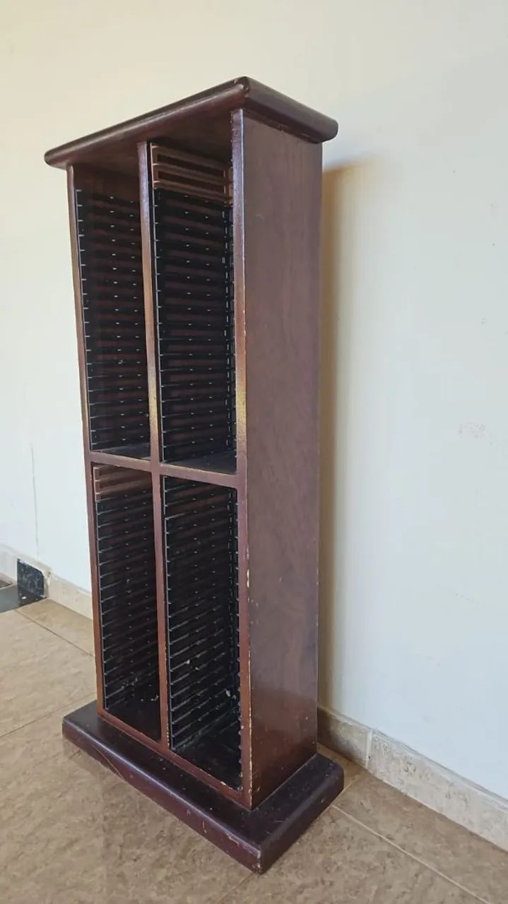 (Retirada somente em Brasília) Porta CDs de Madeira com para 70 cds . - Foto 2