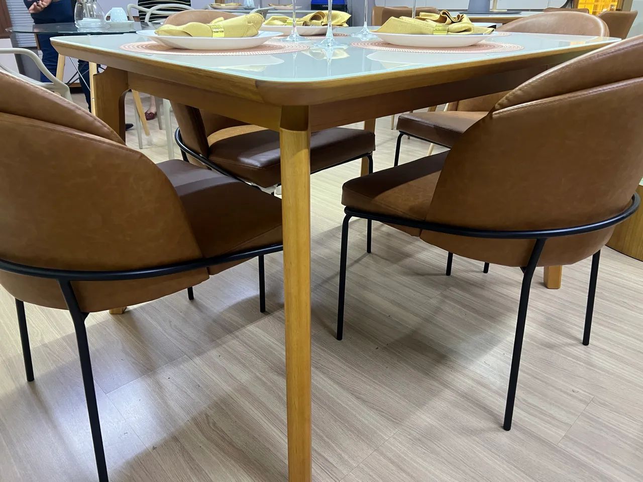 Mesa de jantar com 4 cadeiras no courino - Foto 3