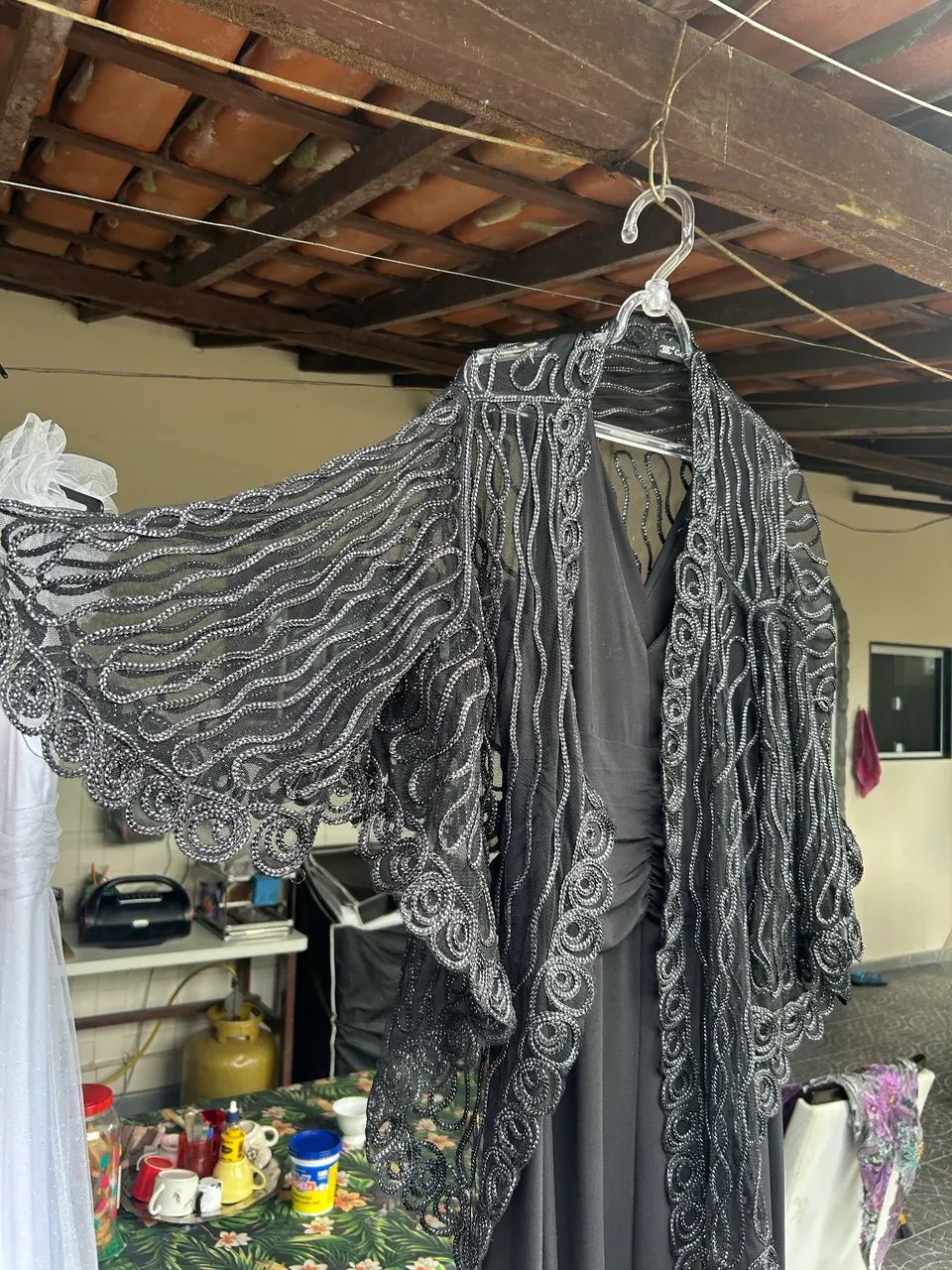 Vestido Longo Cinza-Chumbo com Xale de Renda - Foto 2