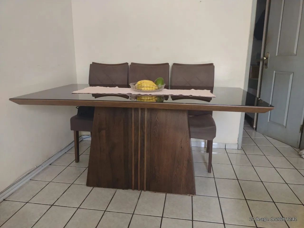 Mesa com tampo de vidro e seis cadeiras  - Foto 3