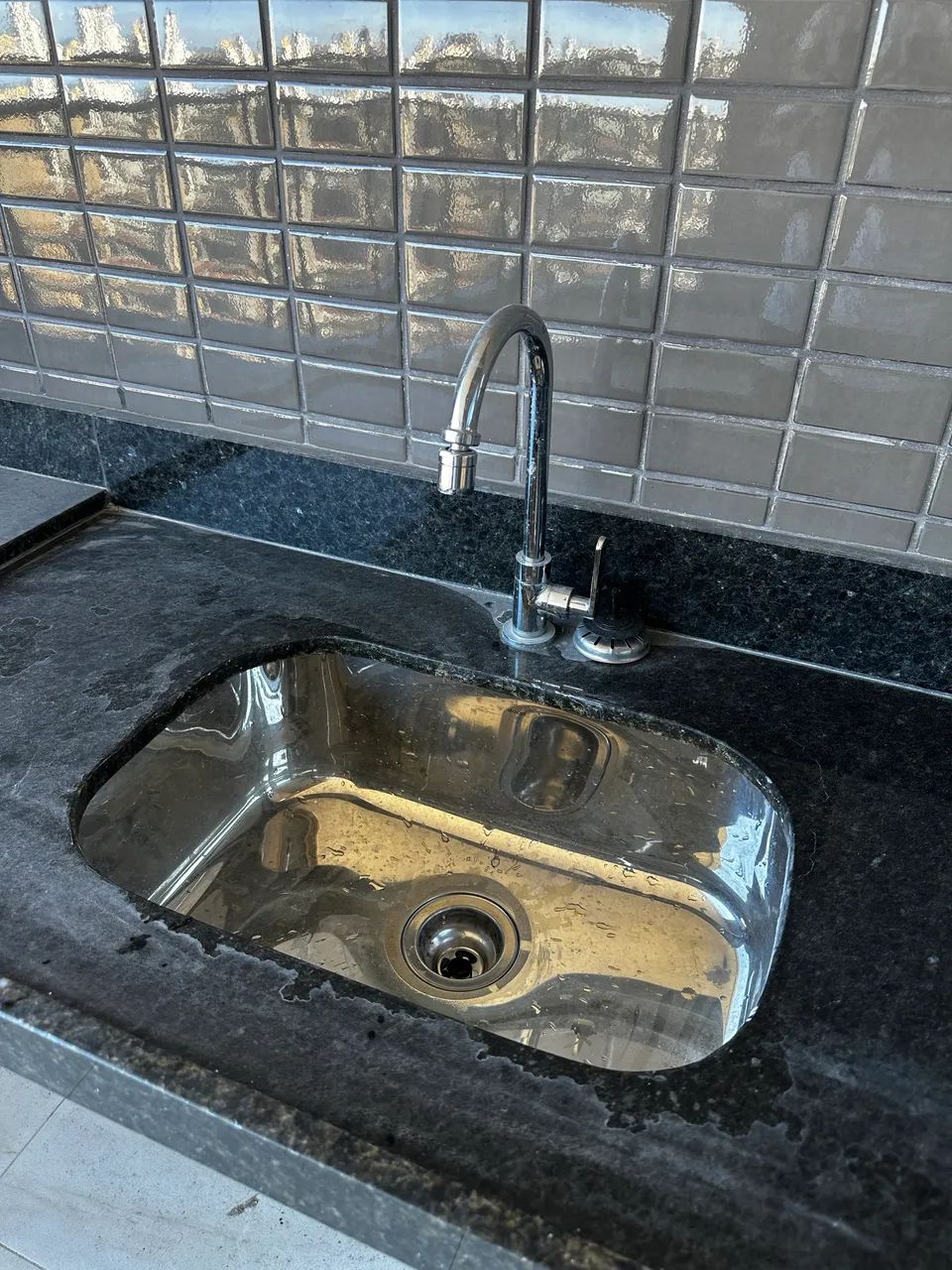 Bancada de 2.20 em granito verde Ubatuba com pia inox brilhoso Docol   - Foto 2