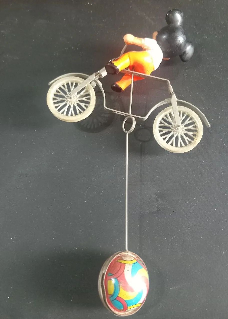 Mickey equilibrista