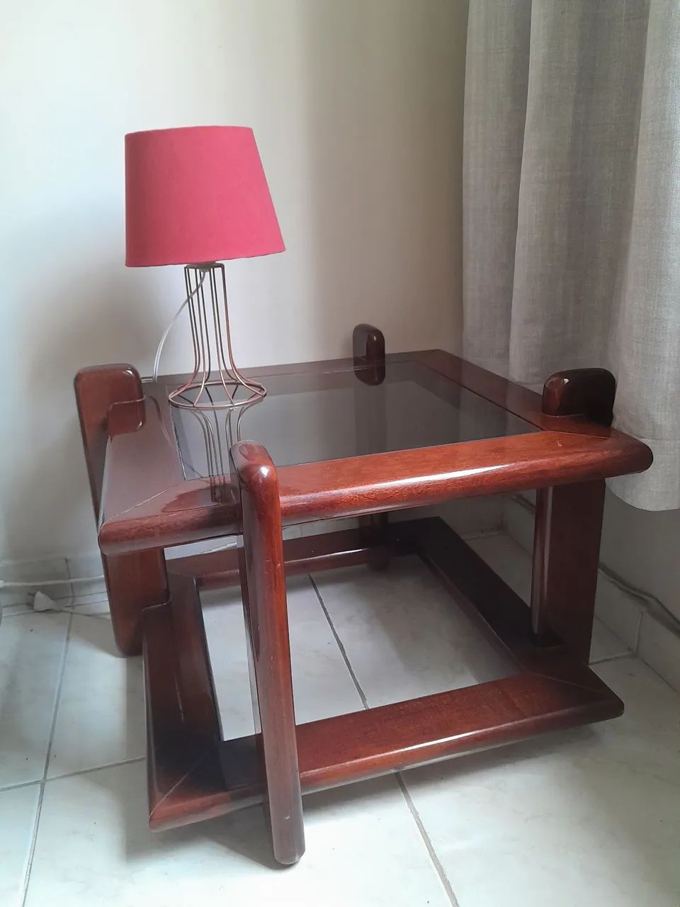 Vendo mesa de canto em madeira, design moderno