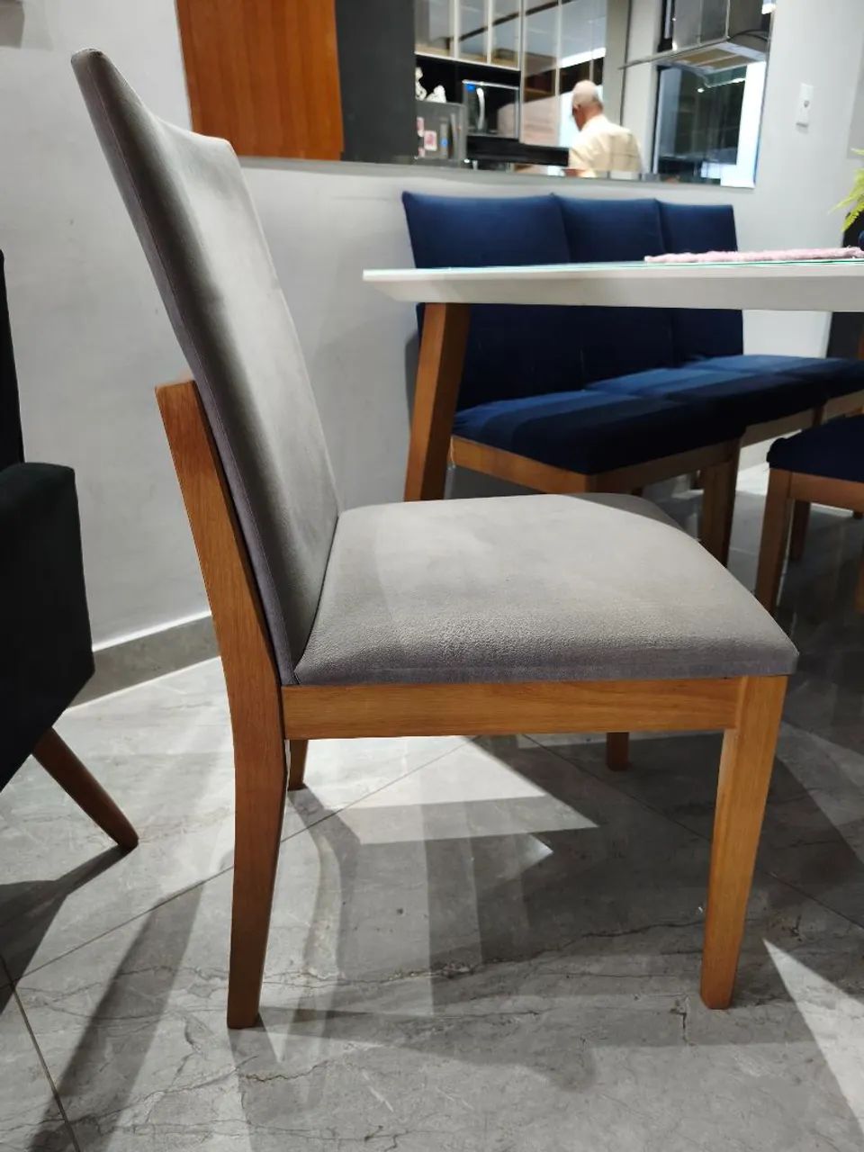Conjunto de mesa e 8 cadeiras  - Foto 3