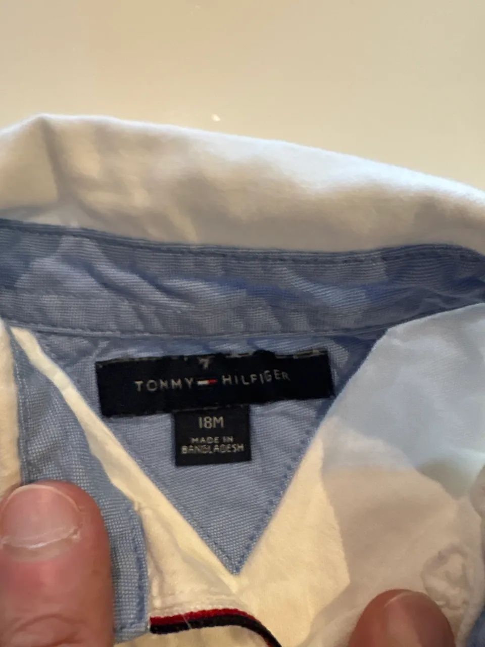 Camisa Tommy Hilfiger 18 meses - Foto 2