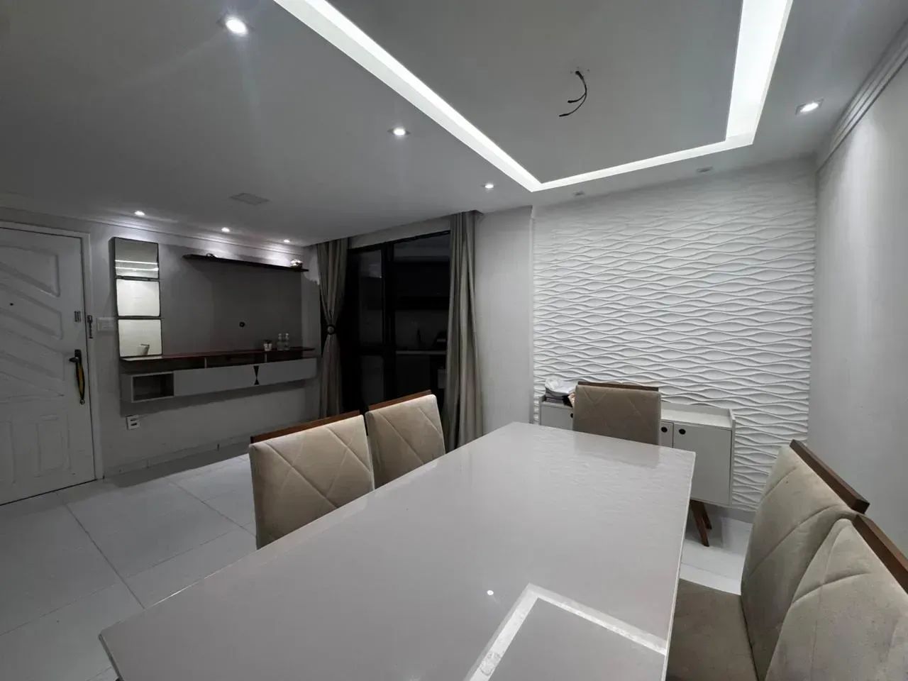 **Oportunidade Única! 3 Quartos, Vista Mar, 2 Vagas e 106m² no Edifício Henrique VI! Agend