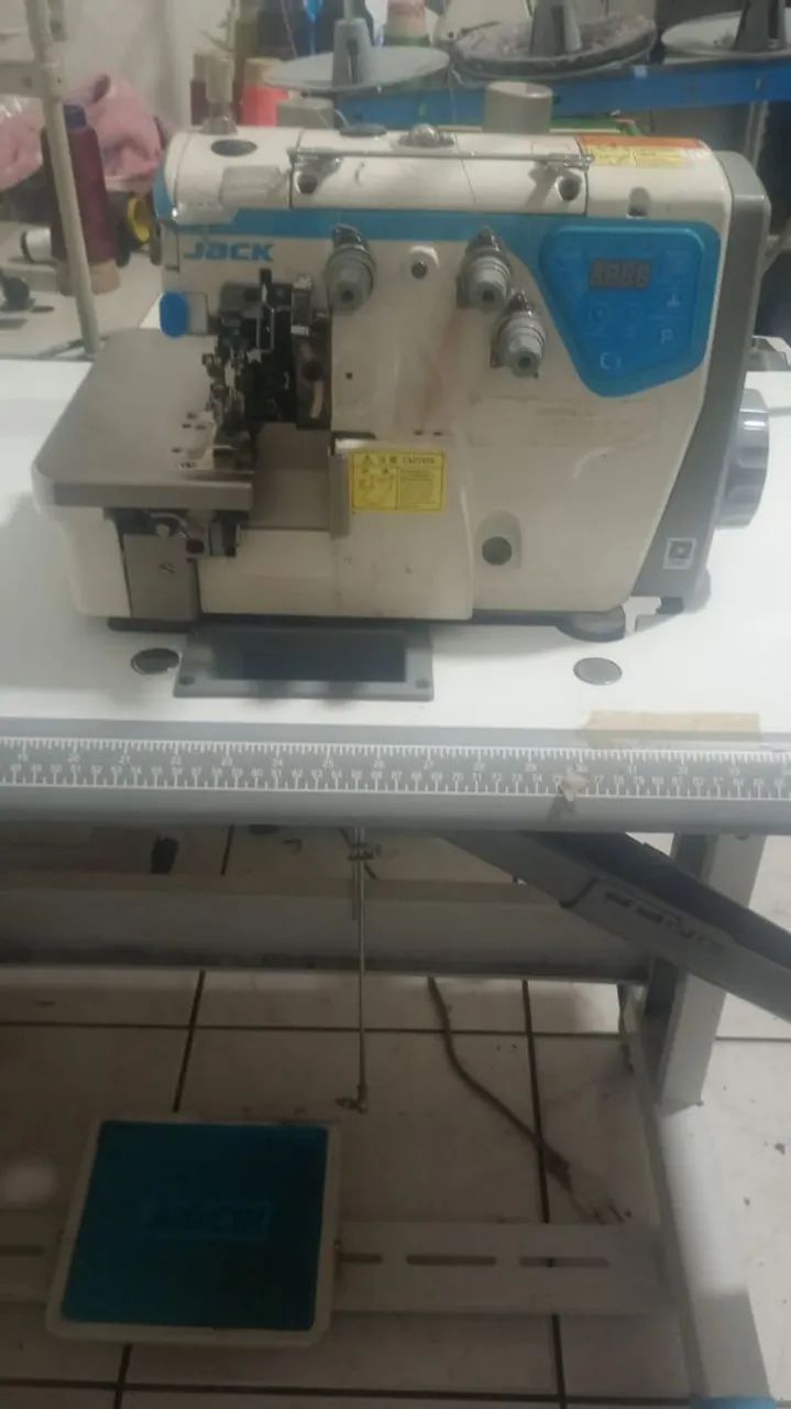 Máquina overloque 