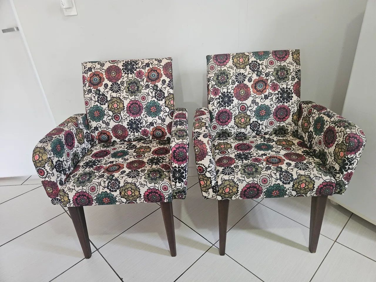 Poltronas em tecido estampado (par)