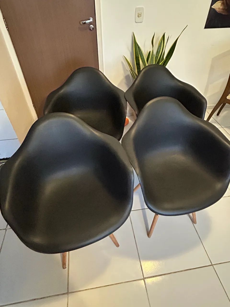cadeira com braços estilo Charles Eames Eiffel em polipropileno preto com base de madeira - Foto 3