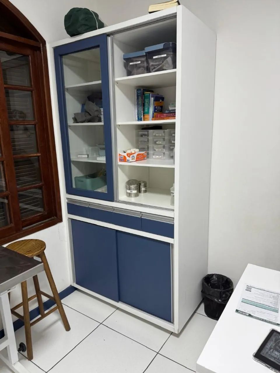 Armário Em Mdf Com Prateleiras E Portas De Vidro