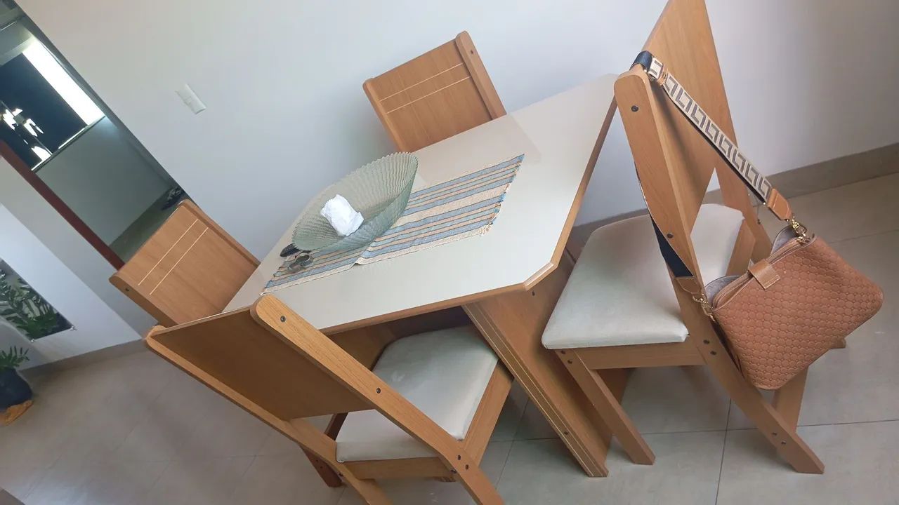 Mesa 04 cadeiras 