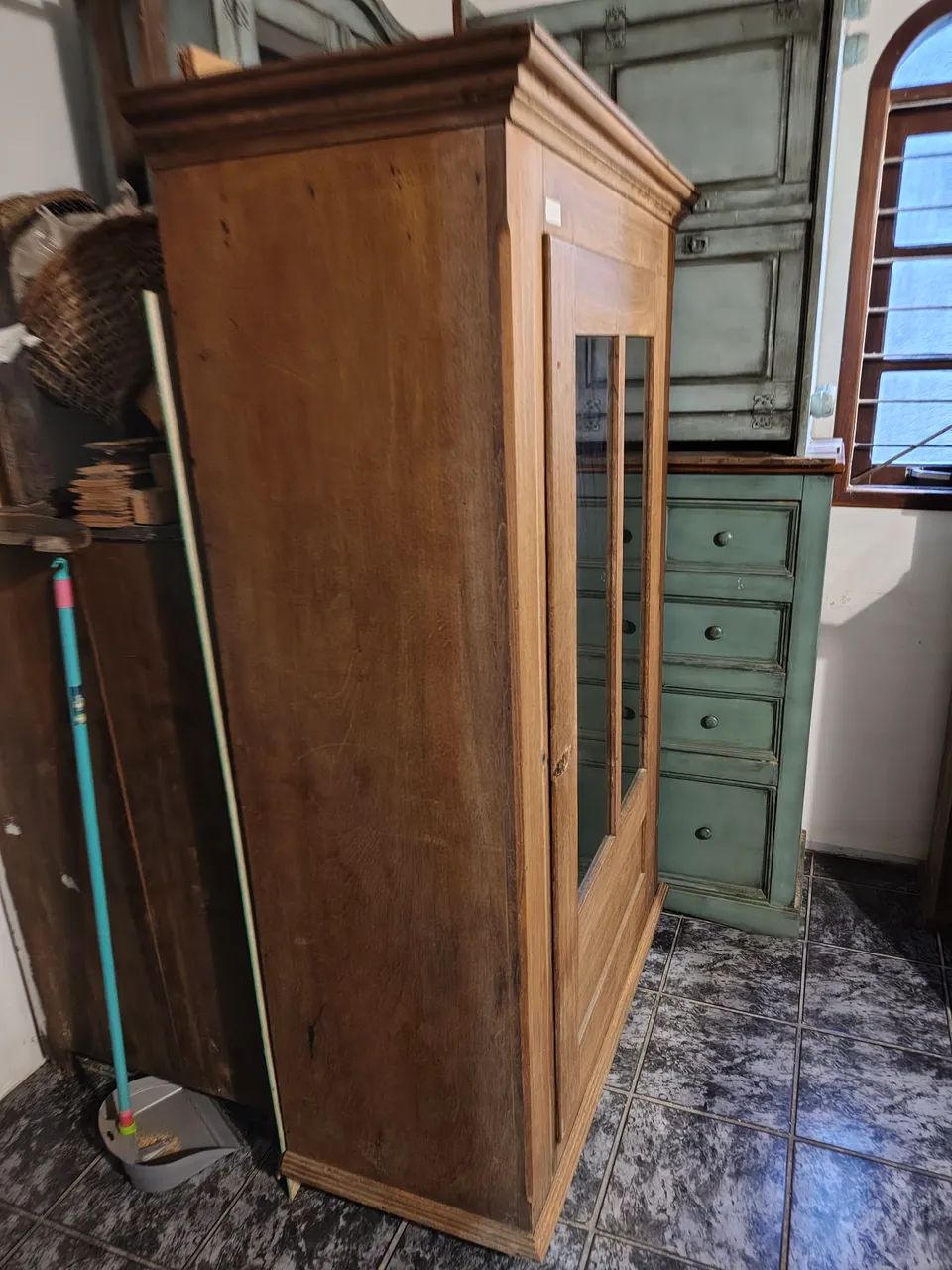 Armário de madeira antigo porta vidro - Foto 2