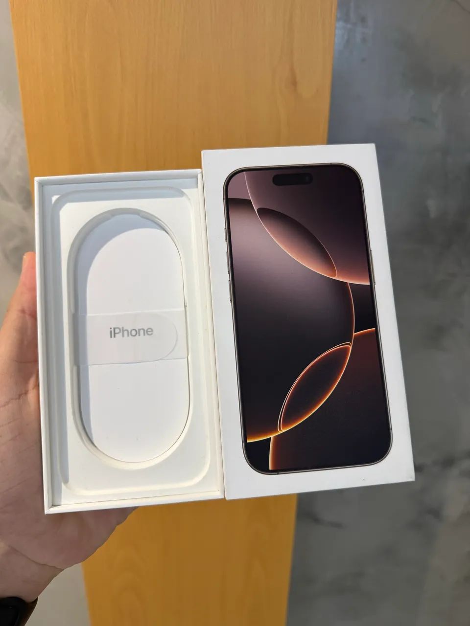 Caixa de iPhone 16 Pro 128GB Desert 