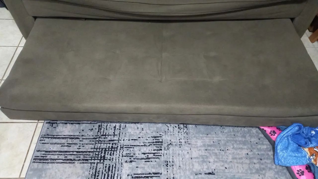 Sofa com o tecido muito bom, apenas essa parte pra restaurar a espada e cintas de apoio